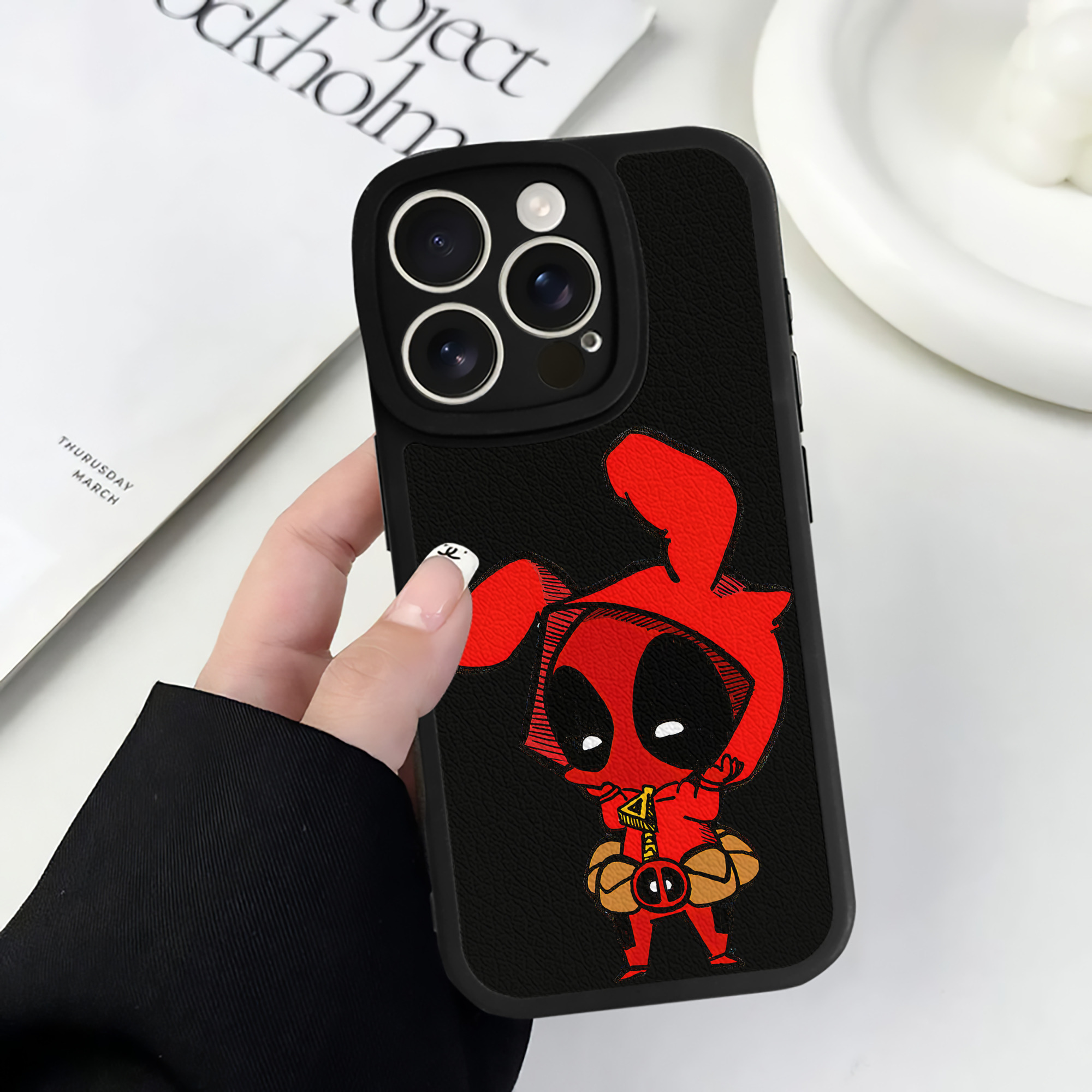（画像用） Deadpool デッドプール 【iPhone 16シリーズ対応】シリコンスマホケース（レザー調） 材質：シリコン
